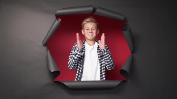 Fröhliche Aufregung Teenager Junge Erfolgsfeier Ausdrucksstarkes Schulkind Klatscht Vor Freude — Stockvideo