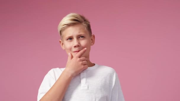 Wybierz Problem Zdziwiony Chłopiec Znajdź Decyzję Przemyślany Nastolatek Trzyma Podbródek — Wideo stockowe