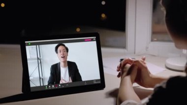 İnternette geç saatlere kadar çalışıyorum. Video konferansı. Mesafe görüşmesi. Çeşitli meslektaşlar karanlık gece dijital işyerinde projeyi tablet üzerinde tartışıyor.