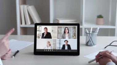 İnternet konferansı. Video toplantısı. Kurumsal Webinar. Çeşitli iş adamları sanal ofisteki tablette iş projesini tartışıyor.