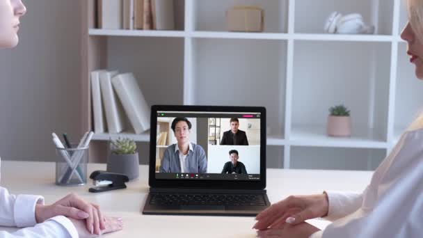 Video Toplantısı Uzaktan Pazarlık Dijital Konferans Sanal Işyerindeki Laptopta Tartışması — Stok video
