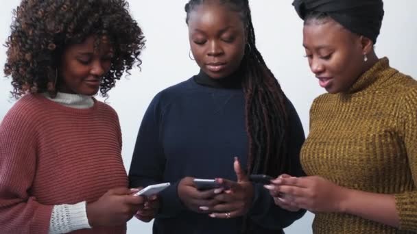 Ψηφιακή Ζωή Γυναίκες Φίλες Κινητή Σύνδεση Χαλαρωμένες Χαμογελαστές Μαύρες Γυναίκες — Αρχείο Βίντεο
