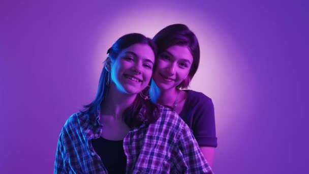 Mutlu Kardeşler Kadın Ilişkisi Neon Işıklı Portre Mavi Menekşe Arka — Stok video
