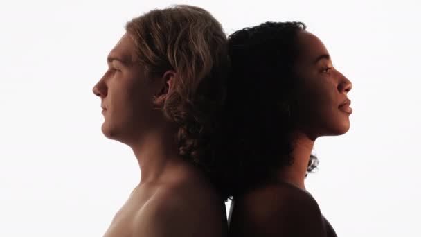 亲密关系 两个人的团结剪影肖像 笑脸的男人和女人赤身露体 在白光闪耀的背景下彼此依偎在一起 — 图库视频影像