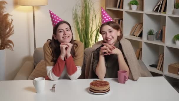 Σπίτι Γενέθλια Ευτυχισμένες Γυναίκες Ευχάριστη Συνάντηση Χαρούμενες Φίλες Στο Party — Αρχείο Βίντεο