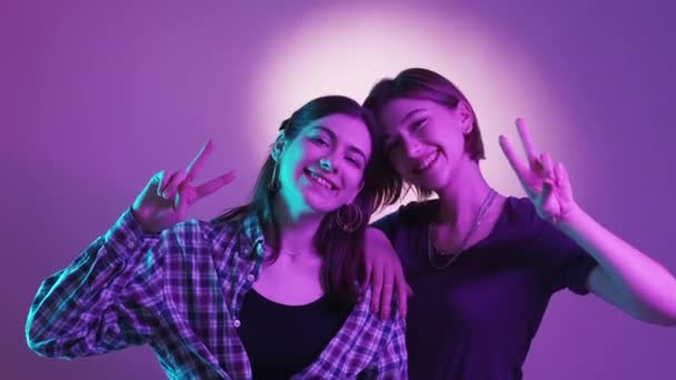 Peace Love Happy Female Relationship Neon Light Portrait Smiling Women — Stock Video