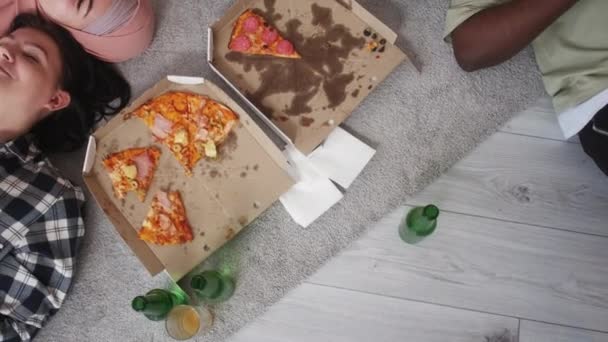 Skvělá Pizza Přejedení Přátelé Volný Čas Doma Líní Mezinárodní Muži — Stock video