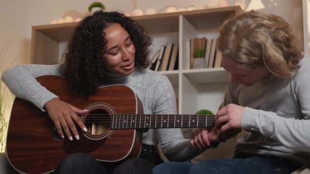 Clase Guitarra Amada Pareja Aprendizaje Casero Inspirado Hombre Mostrando Mujer — Vídeo de stock