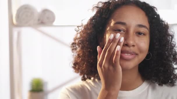 Skin Moisturizing Facial Treatment Morning Skincare Satisfied Smiling Girl Applying — Stockvideo