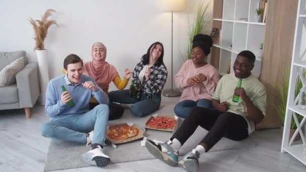 Impreza Studencka Szczęśliwych Przyjaciół Spotkanie Domowe Wesoły Różnych Mężczyzn Kobiet — Wideo stockowe