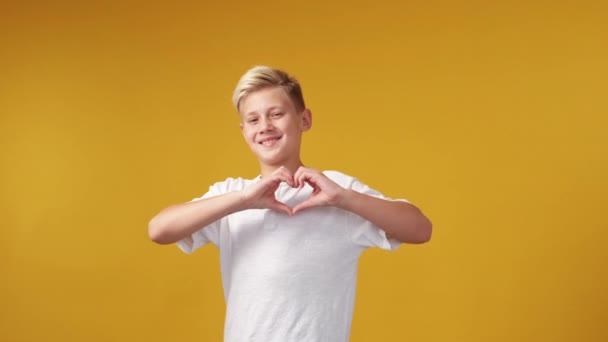 Sender Kærlighed Sød Dreng Positiv Besked Glad Teenager Kid Holder – Stock-video