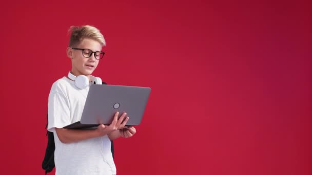 Online Találkozó Okos Fiú Virtuális Oktatás Boldog Iskolás Beszél Laptop — Stock videók