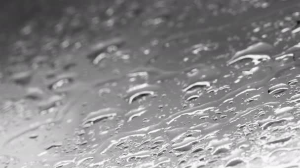 摘要背景 浅灰玻璃表面上滴滴的宏观拍摄 — 图库视频影像
