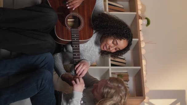 Vídeo Vertical Lição Guitarra Amado Casal Aprendizagem Doméstica Homem Inspirado — Vídeo de Stock