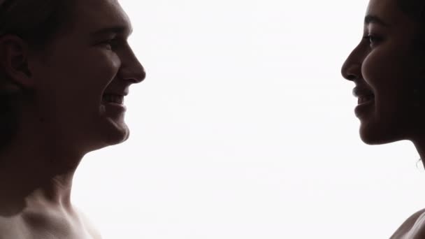 Romantický Vztah Silueta Portrétu Šťastný Pár Usmívající Profil Muž Žena — Stock video