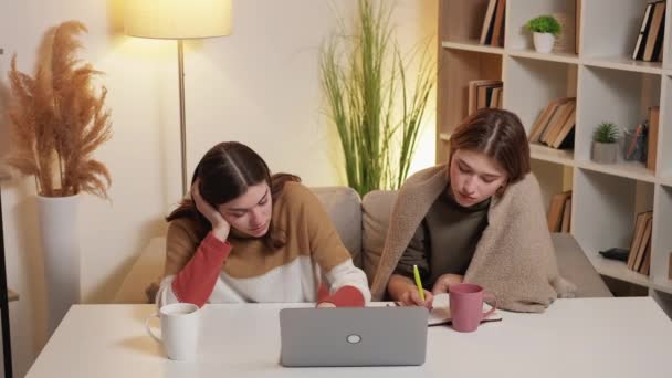 Nudná Studie Unavená Žena Online Přednáška Vyčerpané Ženy Sedací Stůl — Stock video