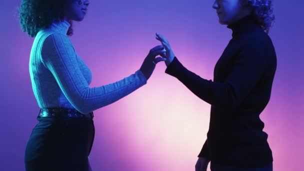 Prima Întâlnire Iubit Cuplu Neon Lumina Oameni Profil Romantic Bărbat — Videoclip de stoc
