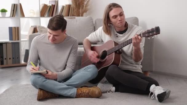 Komponerar Musik Manliga Vänner Fritid Hemma Inspirerade Kreativa Män Som — Stockvideo