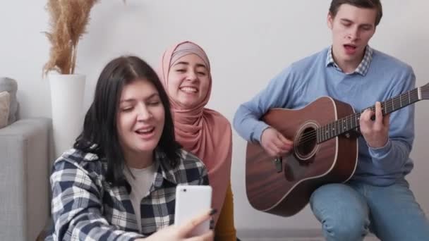 Музичне Натхнення Гітарна Вечірка Зустріч Друзями Щасливі Міжнародні Чоловіки Жінки — стокове відео