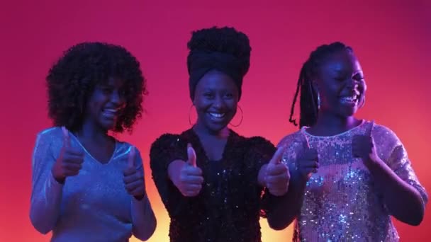 Great Party Celebrating Women Neon Light People Happy Festive Female — Vídeos de Stock