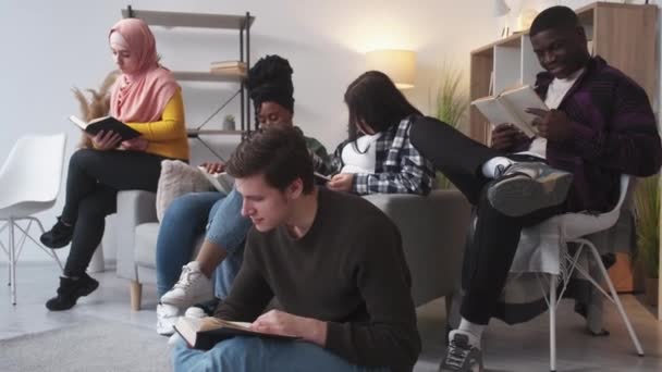 Students Campus Book Leisure Enjoying Rest Happy Diverse Men Women — Vídeo de Stock
