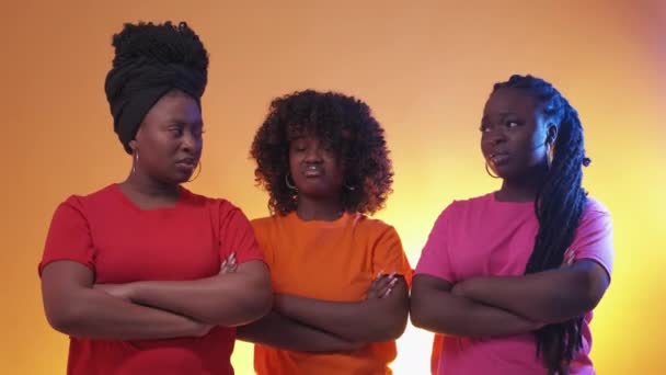 Недовольная Ситуация Злые Женщины Неоновые Светлые Люди Три Восставших Черных — стоковое видео