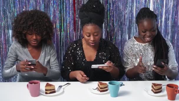 Φωτογραφία Φαγητού Γυναικεία Γιορτή Ψηφιακός Εθισμός Ευτυχισμένες Μαύρες Γυναίκες Γυρίσματα — Αρχείο Βίντεο