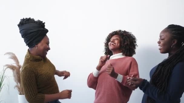 有趣的朋友 跳舞的女人休闲快乐 兴奋的黑人女士在轻松的背景下欣赏民族风格的音乐 — 图库视频影像
