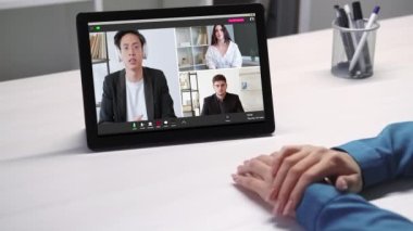 Webinar işi. İnternet konferansı. Şirket telgrafı. Kulaklıklı kendine güvenen erkek koç dijital iş yerindeki meslektaşlarına konuşuyor.