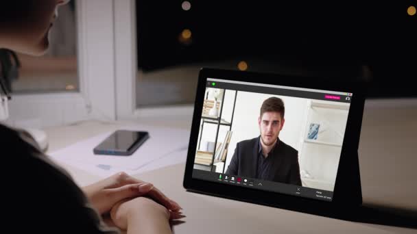 Spätberufene Online Videokonferenz Distanzinterview Diverse Kollegen Diskutieren Projekt Tablet Digitalen — Stockvideo