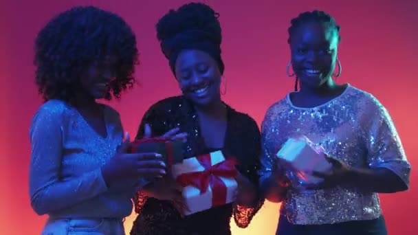 Подарок Счастливые Женщины Неоновые Светлые Люди Удивительные Праздничные Подруги Держат — стоковое видео