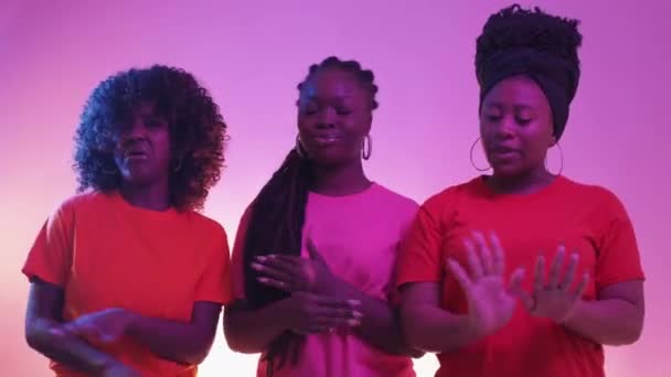Gesto Protesto Amigas Neon Ilumina Pessoas Mulheres Negras Graves Mostrando — Vídeo de Stock