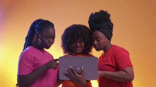 Online Vásárlás Lenyűgöző Nők Neonfényű Emberek Meglepett Kíváncsi Női Barátok — Stock videók