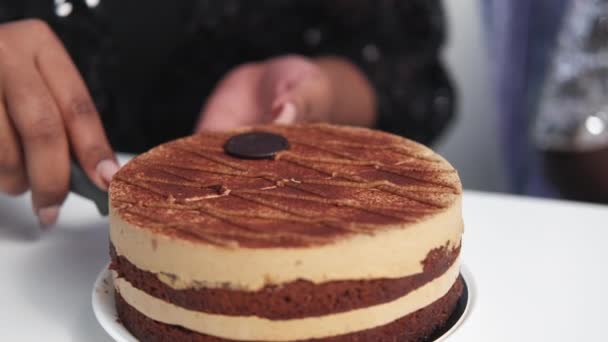 Милый Торт Праздник Вкусная Выпечка Неузнаваемая Чёрная Женщина Режет Шоколадный — стоковое видео