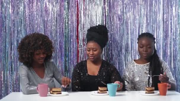 Fête Anniversaire Des Amies Délicieuse Pâtisserie Heureuses Femmes Noires Mangeant — Video