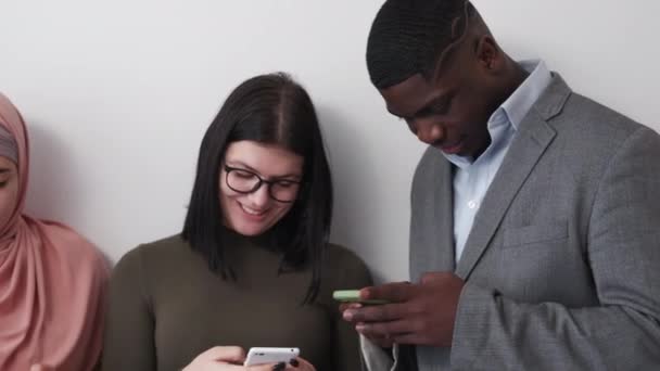 Digitální Závislost Různí Lidé Mobilní Chatování Happy Mezinárodní Muži Ženy — Stock video