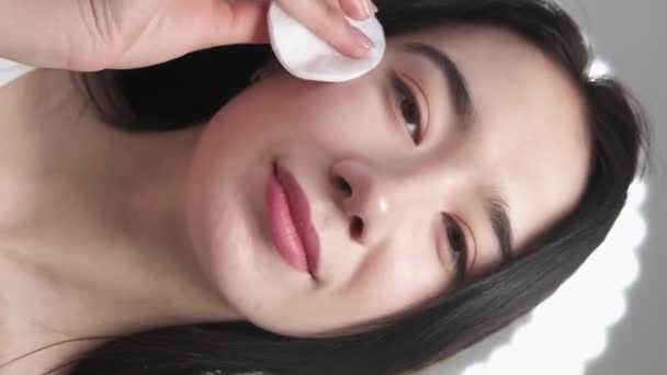 Vertical Video Face Treatment Female Beauty Skin Cleanser Smiling Woman — Stock Video