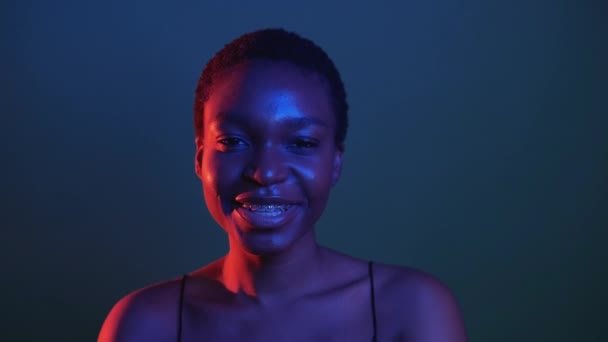 Neonowi Ludzie Portret Piękności Leczenie Ortodontyczne Szczęśliwa Radosna Kobieta Uśmiechnięta — Wideo stockowe