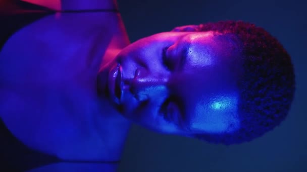 Neonhelles Gesicht Feministische Ermächtigung Gleichstellung Der Geschlechter Nachtporträt Traurig Müde — Stockvideo
