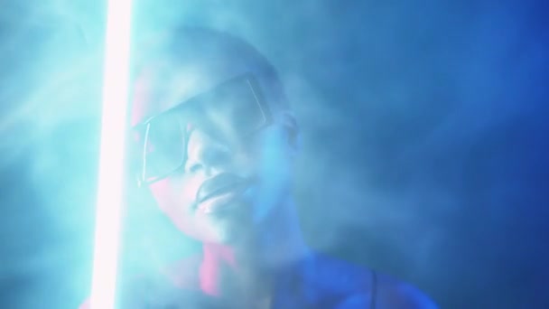 Moda Okulary Neonowa Jasna Twarz Cyberpunkowa Piękność Niebieski Czerwony Kolor — Wideo stockowe