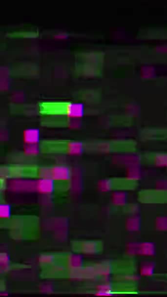 垂直ビデオ グリッチノイズアナログ歪み 周波数エラー 濃い黒の抽象的な背景に紫の緑の穀物のテクスチャの実際の静的なピクセルアーティファクト — ストック動画