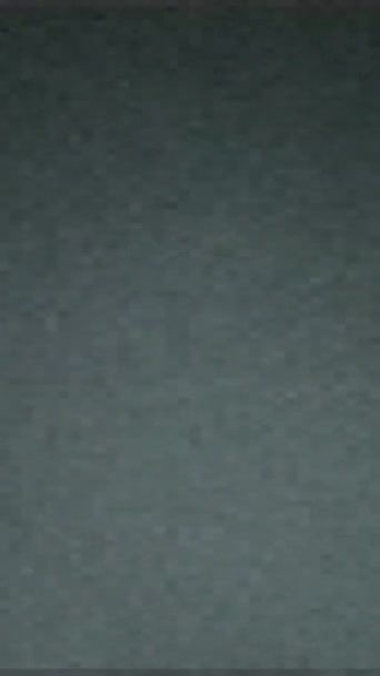垂直ビデオ レトロなグリッチノイズテクスチャ 古いフィルムオーバーレイ リアルVhs穀物静的フリッカー歪み35Mmフィルムストリップ効果抽象的な背景 — ストック動画