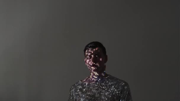 Homo Identiteit Een Mannenportret Dubbele Belichting Stijlvolle Man Spangle Shirt — Stockvideo