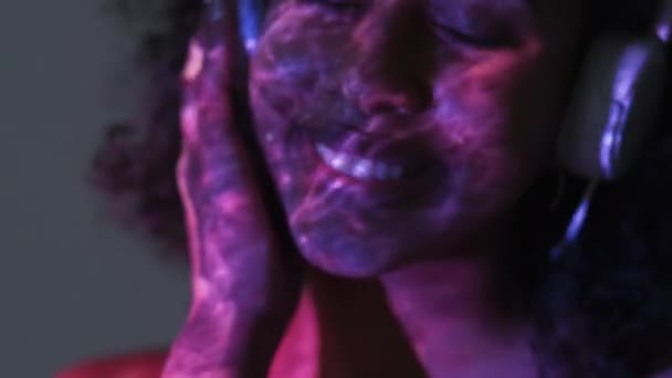 Inspiration Durch Musik Frau Mit Doppelbelastung Lichtzauber Glücklich Verschwommenes Frauenporträt — Stockvideo