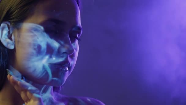 Geheimnisvolle Frau Innere Galaxie Doppelbelichtung Porträt Sinnliche Weibliche Silhouette Posiert — Stockvideo