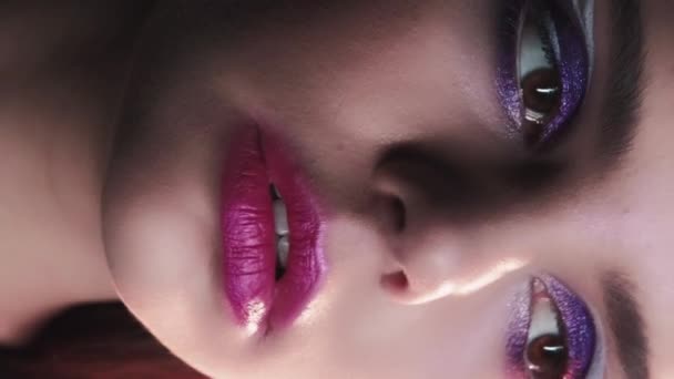 垂直录像 90年代的脸 艺术化的化妆 老式时尚的样子 浅紫色眼罩粉红唇少女服装肖像2000年代复古美容美发 — 图库视频影像