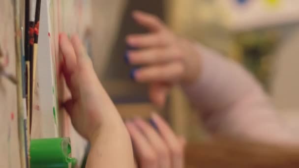 Вертикальне Відео Сімейне Мистецтво Язування Хобі Творче Дозвілля Натхненна Мама — стокове відео
