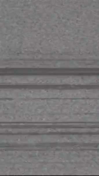 垂直ビデオ レトロなグリッチ静的ノイズ Vhsテープの巻き戻し 実際のアナログ歪みグレインテクスチャフリッカーモーショングレー抽象的な背景 — ストック動画
