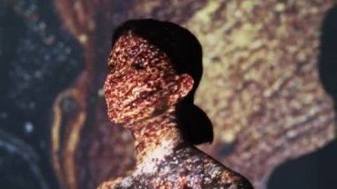 Sihirli ışık. İyileştirici enerji. Çifte teşhirci kadın. Mutlu kadın silueti portresi, parlak, akan tahıl arkaplanda poz veriyor..