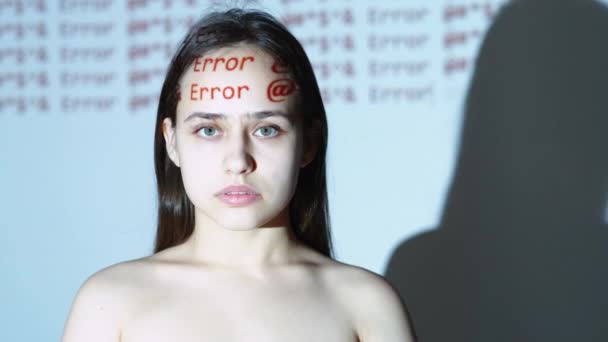 Erro Segurança Cibernética Mulher Tranquilo Ataque Hacker Retrato Feminino Posando — Vídeo de Stock